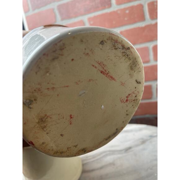 Vintage Farmhouse Stoneware Creamer Set 2 Mini Milk Jugs & Red Metal Caddy - Picture 5 of 10